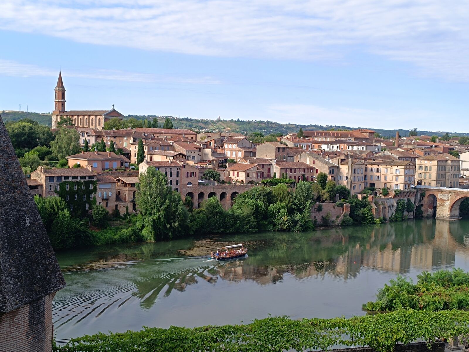 Vue sur le Tarn et la vieille ville d'Albi