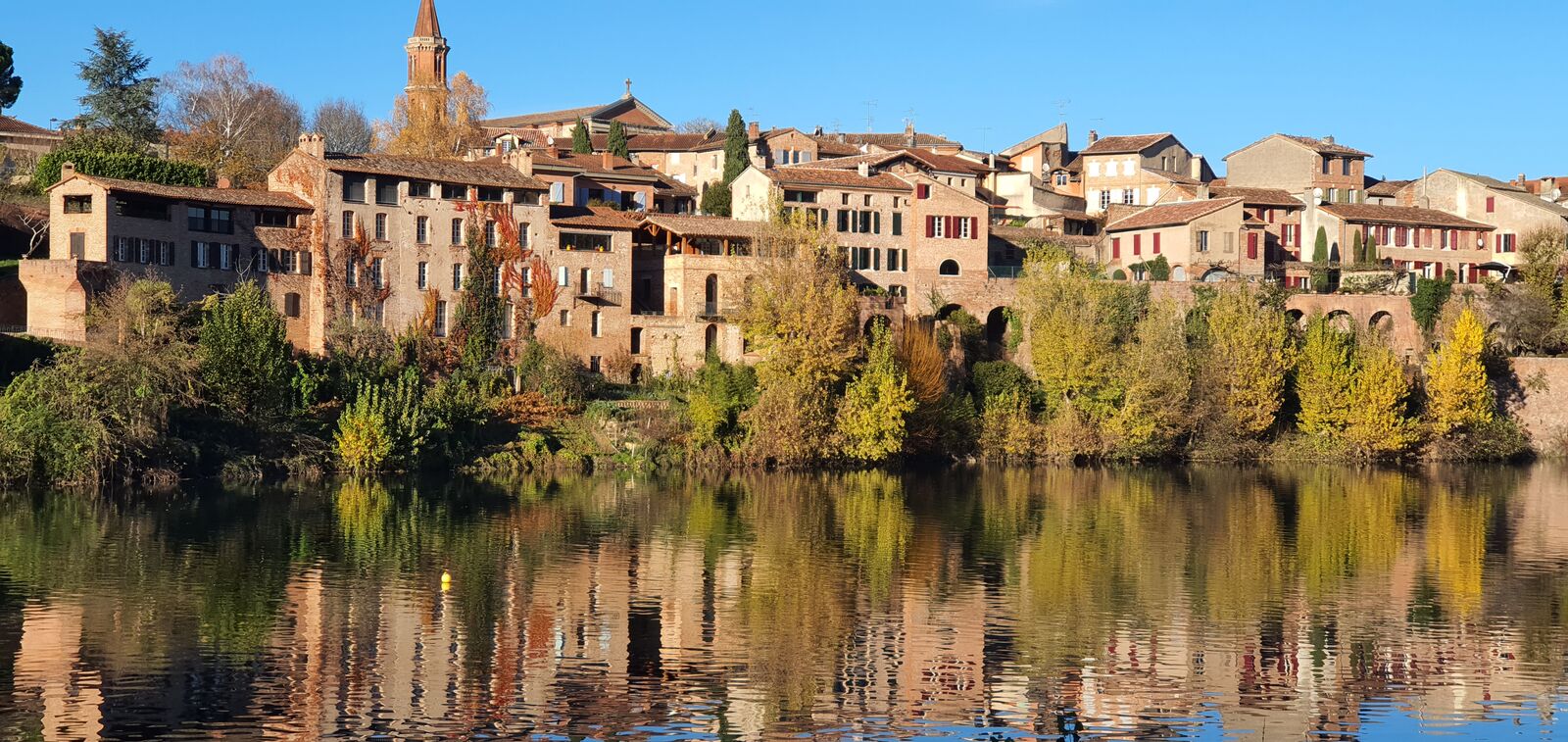 Le Vieil Albi et ses reflets sur le Tarn en automne