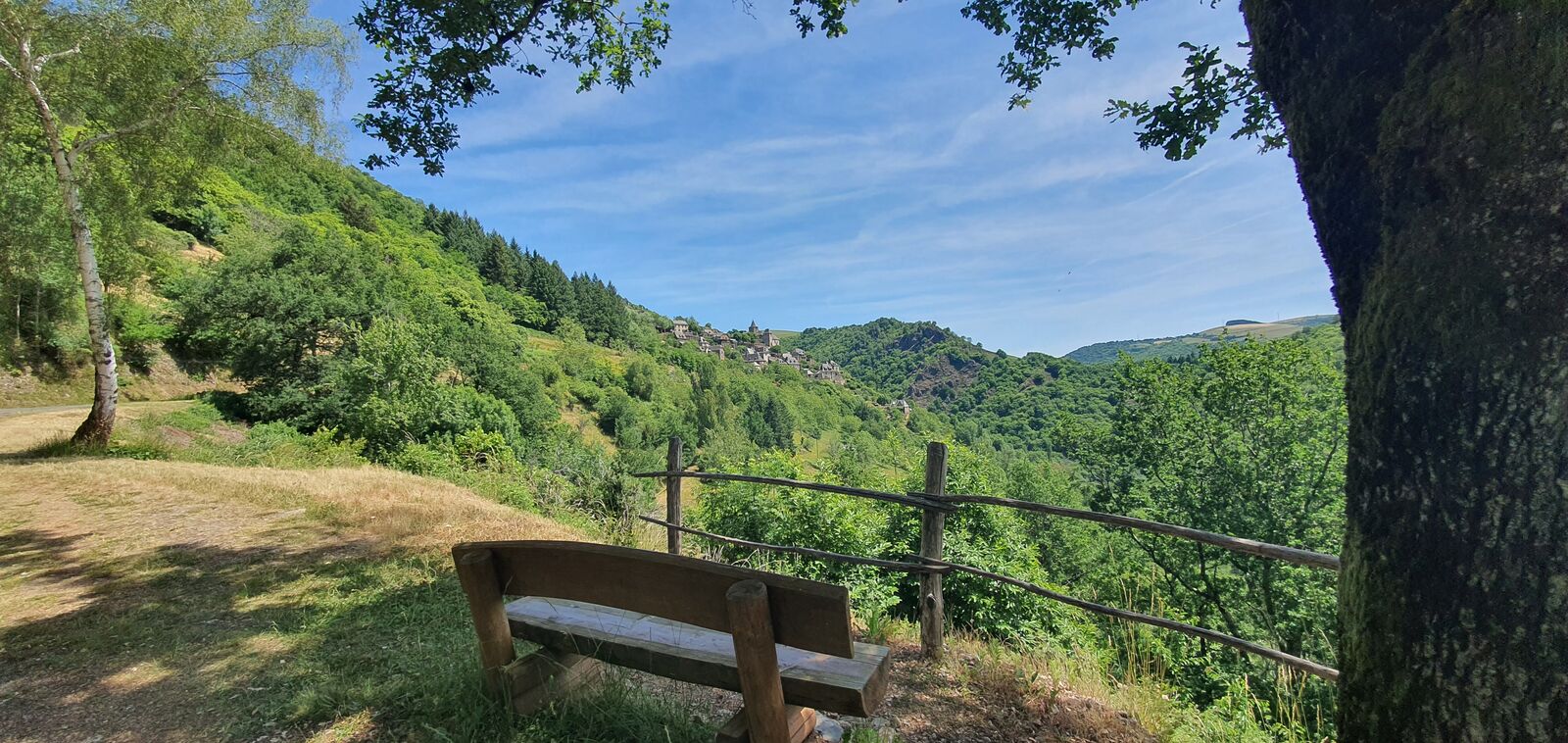 Vue sur le village de Conques depuis les hauteurs