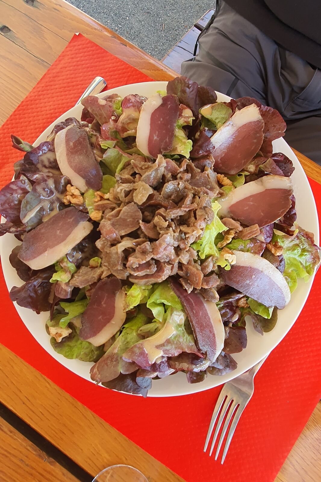 Salade gourmande au magret et foie gras, gastronomie locale