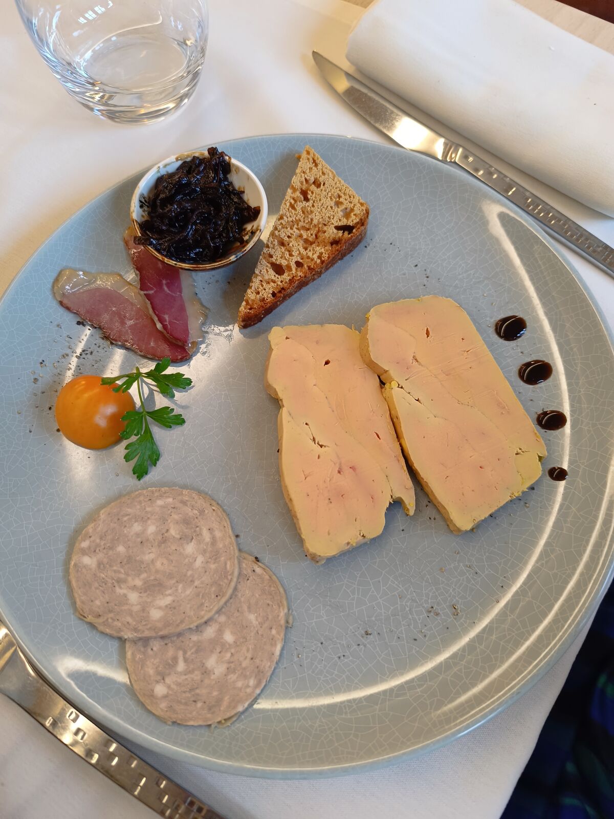 Assiette de charcuteries et foie gras, gastronomie locale