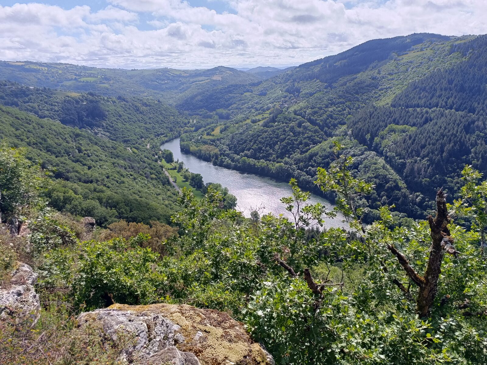 Vue sur la vallée et le lac de Villefranche-de-Panat