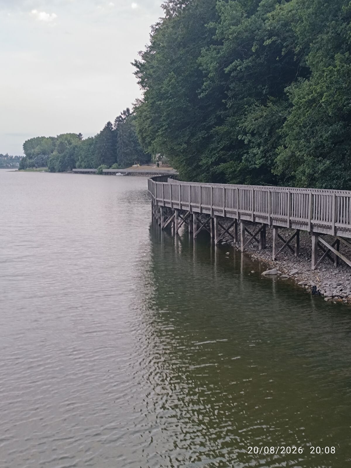 Passerelle en bois le long du lac de Villefranche-de-Panat