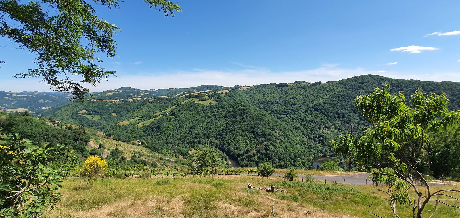 Vue sur la vallée dans le nord Aveyron