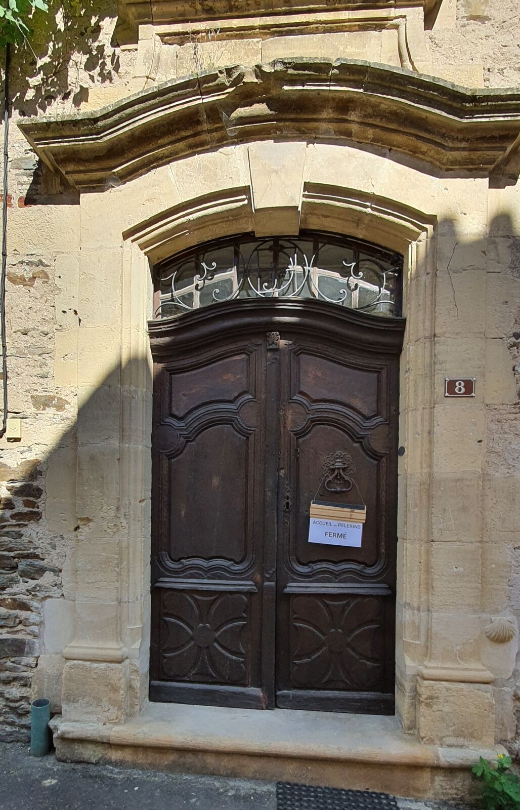 Porte ancienne d'accueil des pèlerins, nord Aveyron