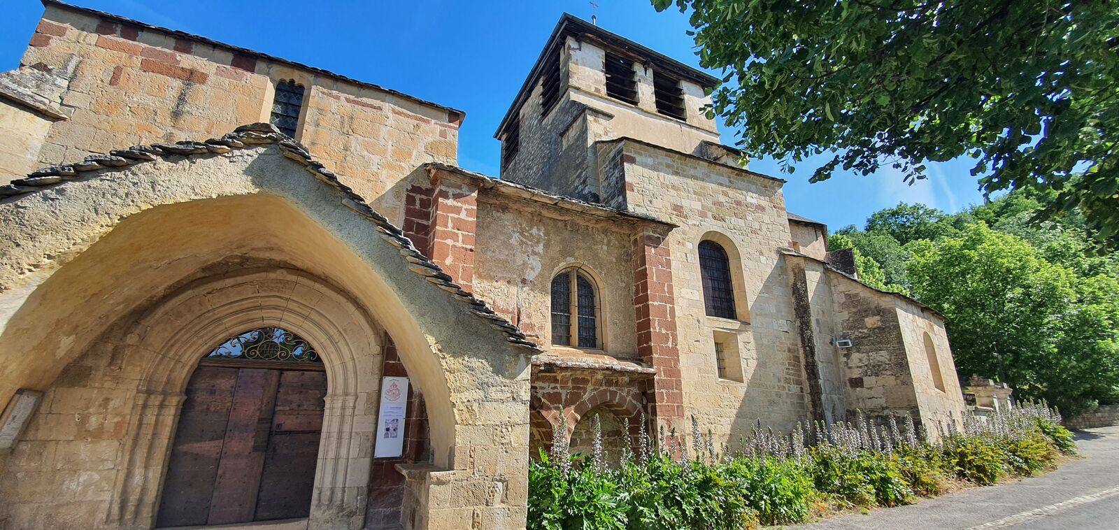 Église romane du nord Aveyron