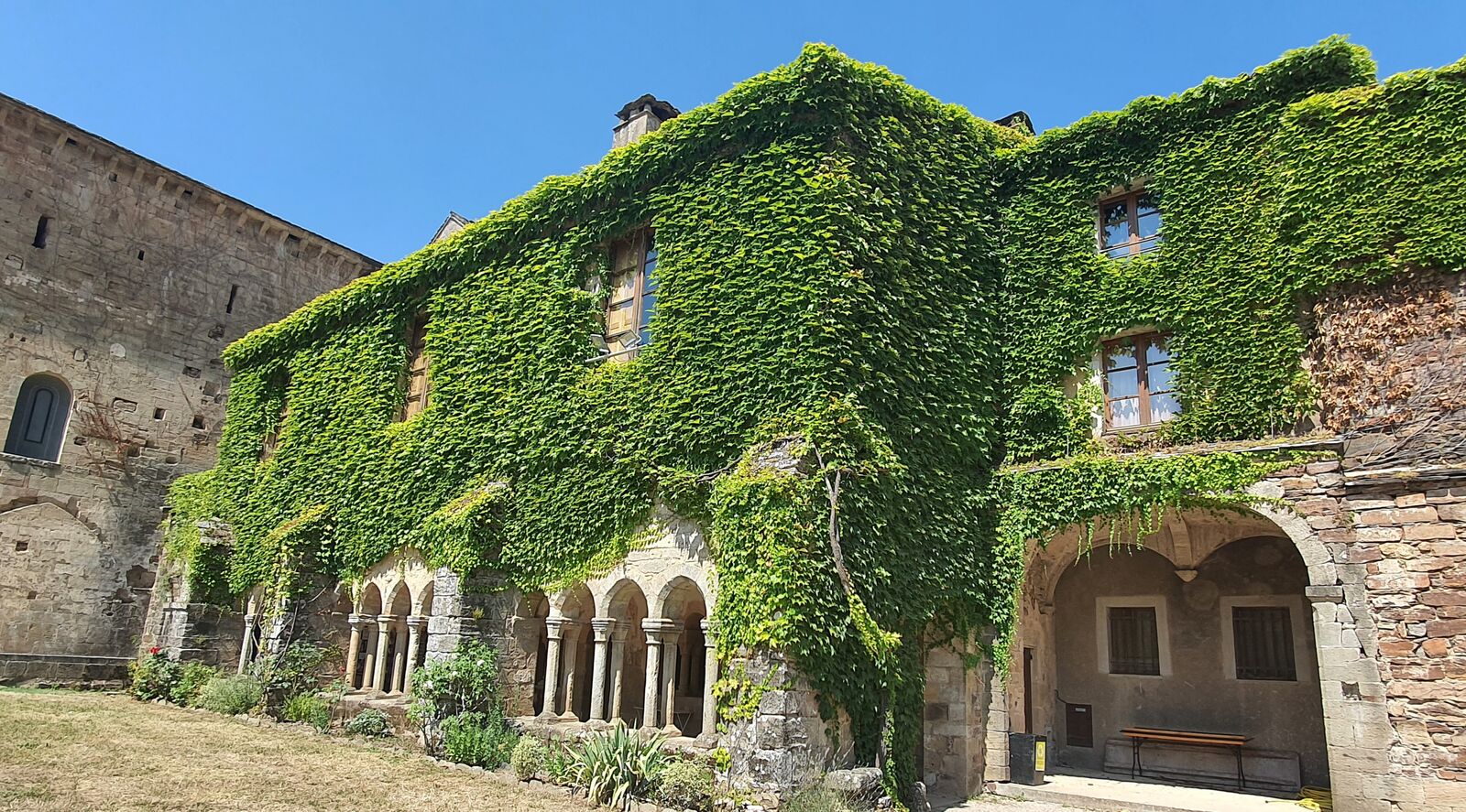 Façade couverte de lierre de l'Abbaye de Sylvanès