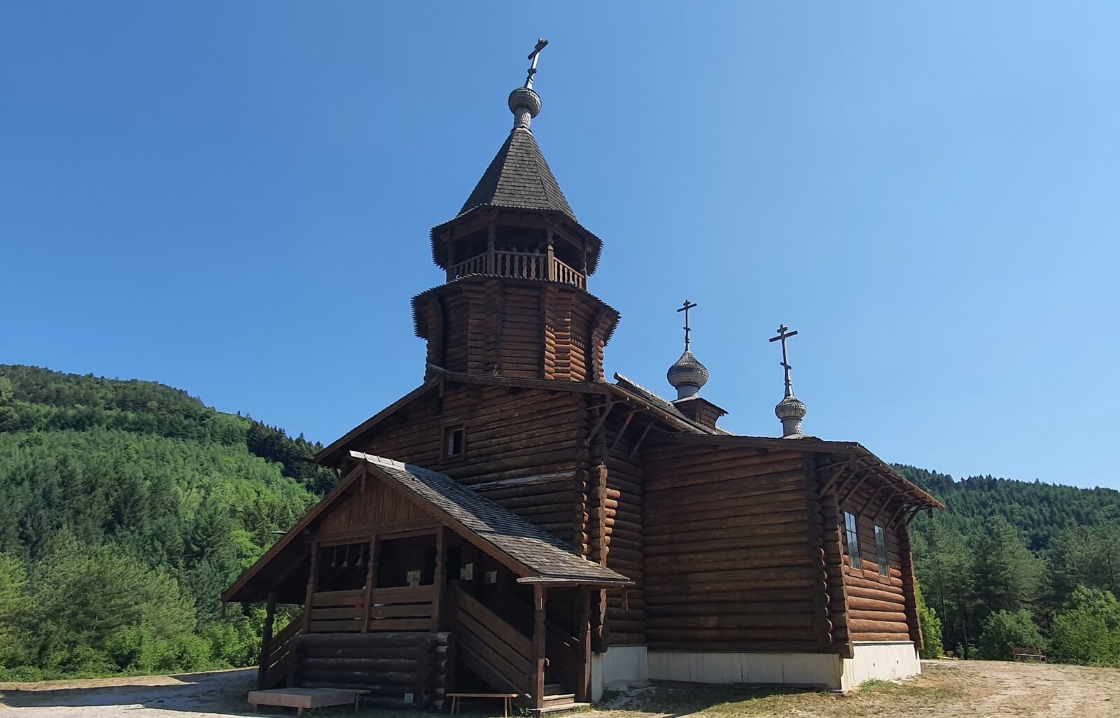 Église en bois de style russe près de Sylvanès