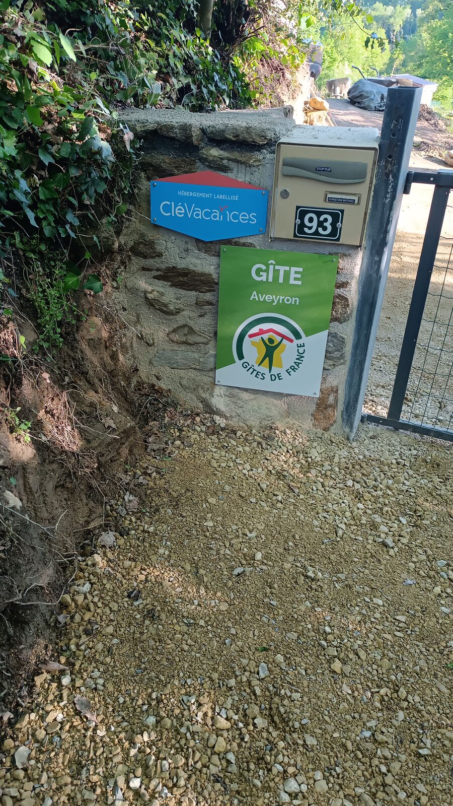 Entrée de la propriété avec labels Clévacances et Gîtes de France