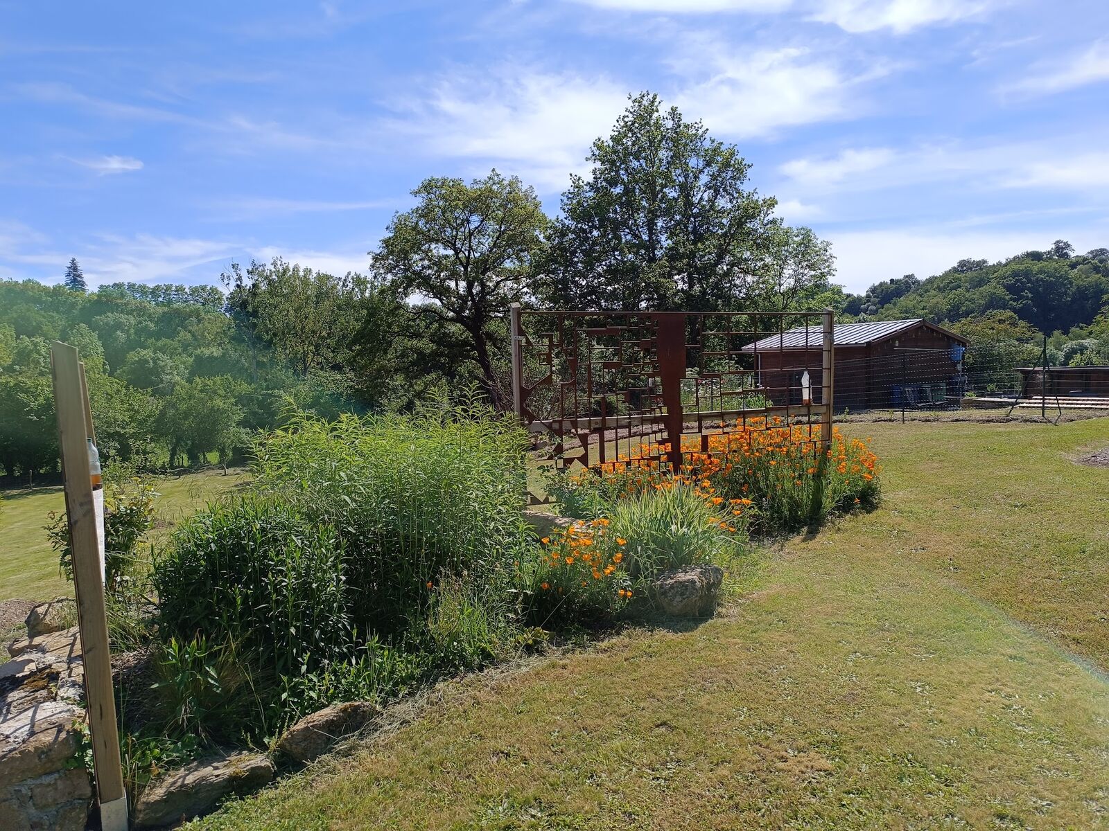 Le parc et les massifs fleuris du domaine