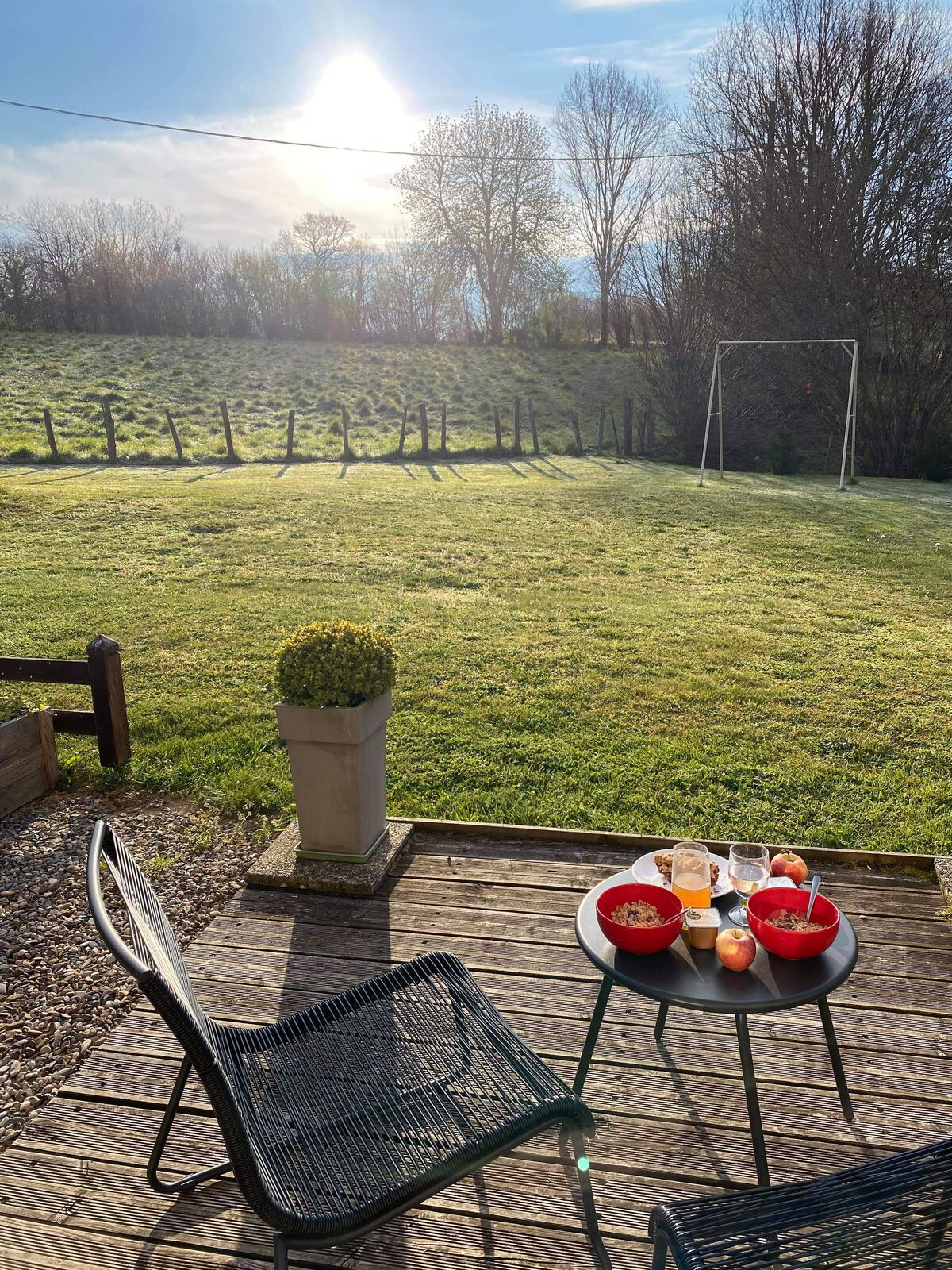 Petit-déjeuner sur la terrasse au calme de la campagne