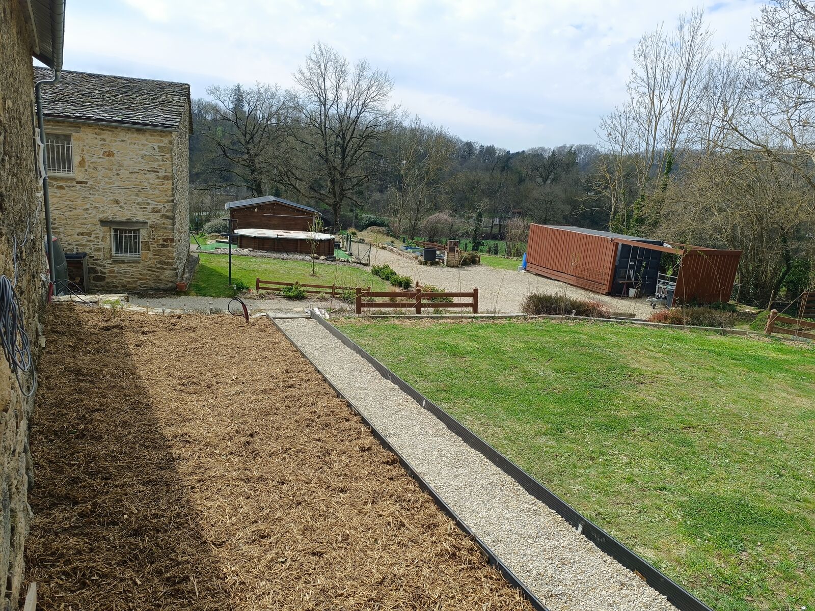 Vue d'ensemble du domaine avec jardin et bâtiments