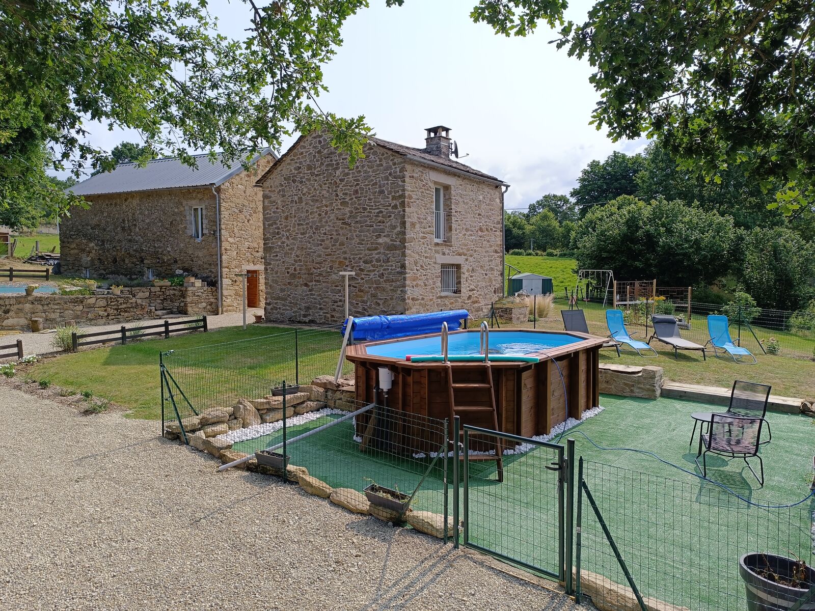 Les Gîtes du Cros de Céor et leur piscine
