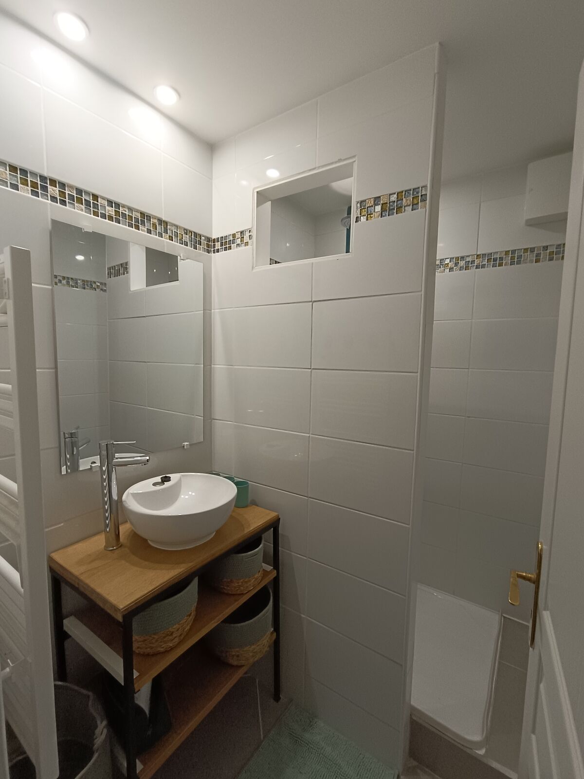 Salle de bain de La Grange du Cros, vue sur la douche