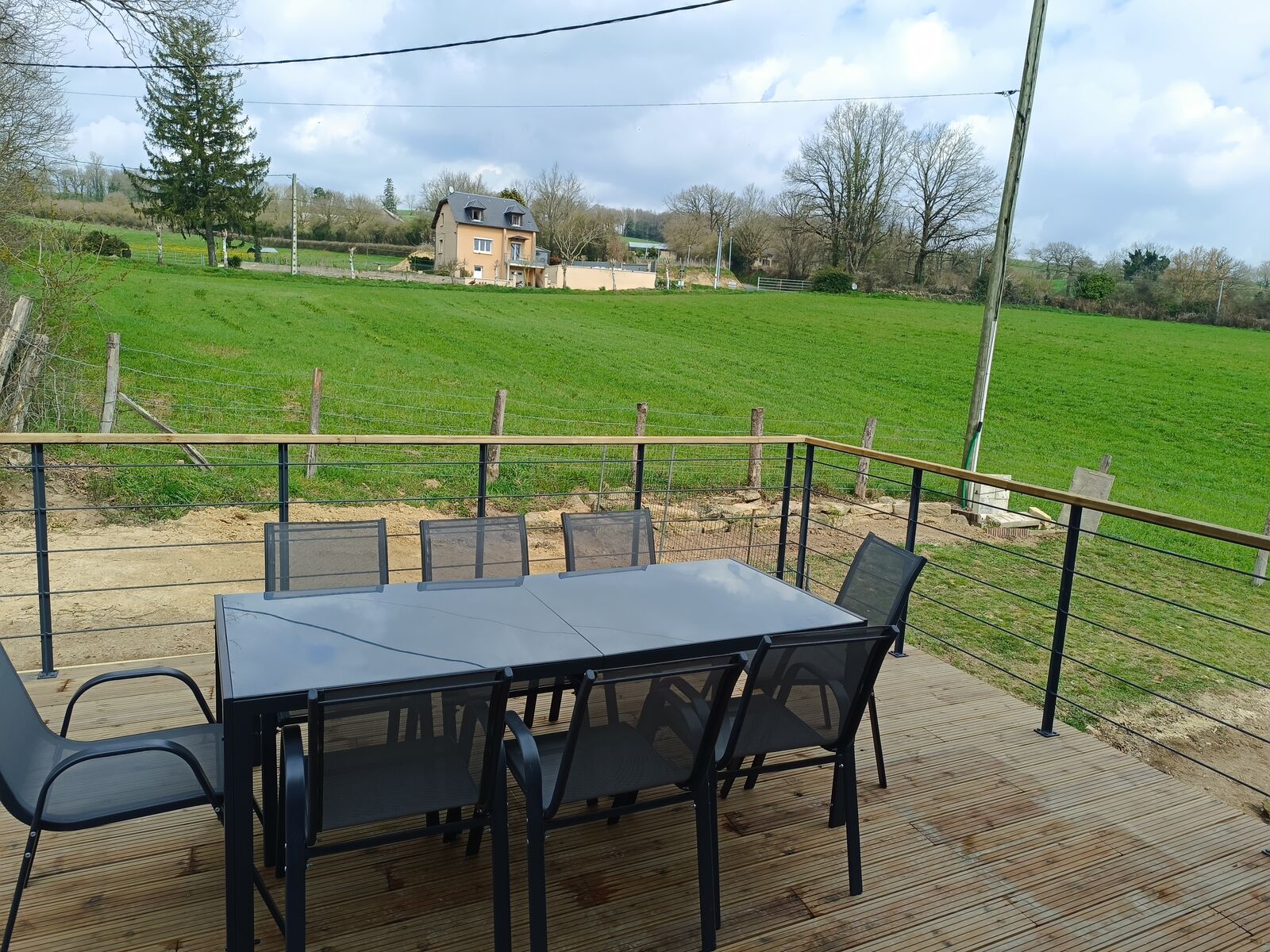 Table extérieure sur la terrasse de La Grange du Cros, vue sur la campagne