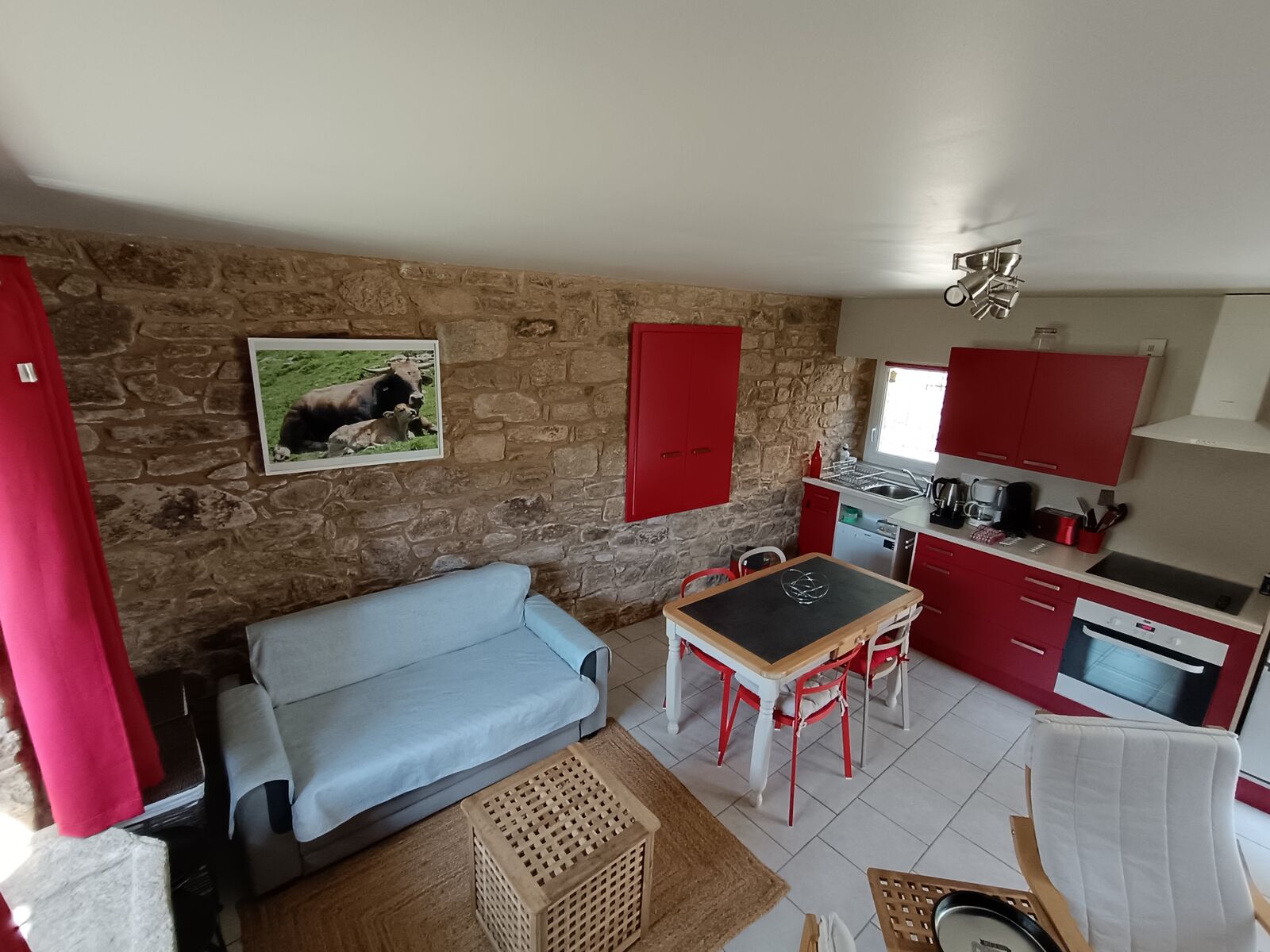 Espace cuisine et salon de La Maison du Cros