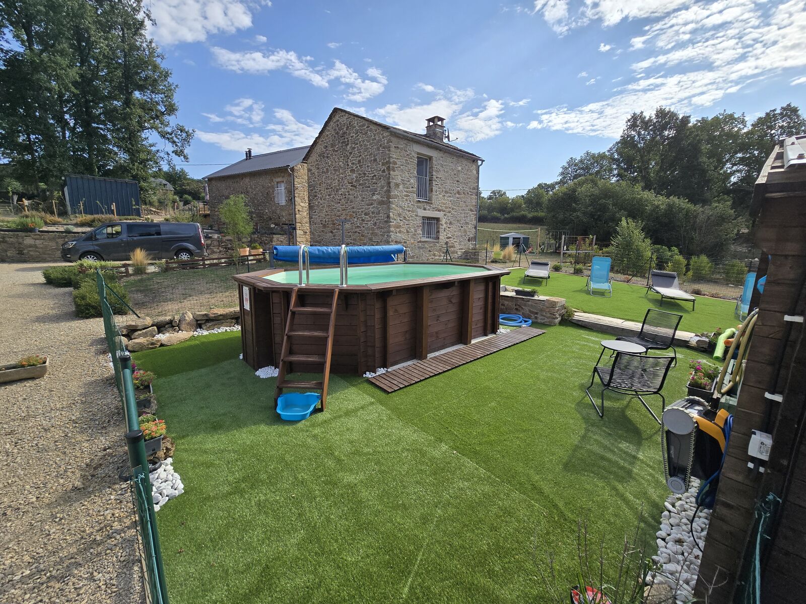 Vue d'ensemble de la piscine et du jardin